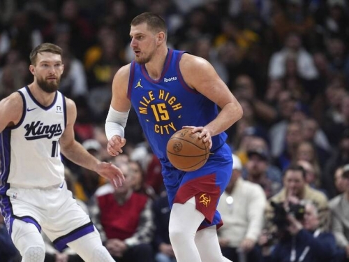 NBA》壓哨全場三分+「35、22、17」大三元！約基奇寫史上首人偉業