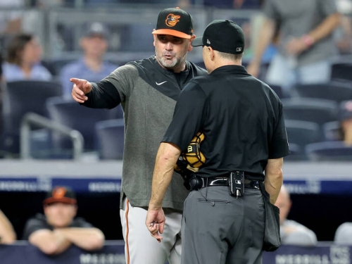 MLB》領先14分後對方砸人 主審給警告讓金鶯教頭不解、還被趕出場