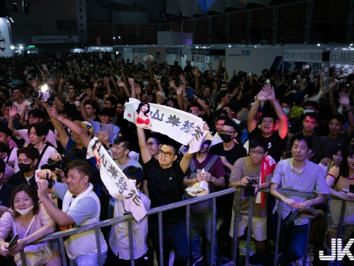 暗黑第一女主播「山岸綺花」超火辣福利！貼緊粉絲「徹底搜身」還激情打氣！