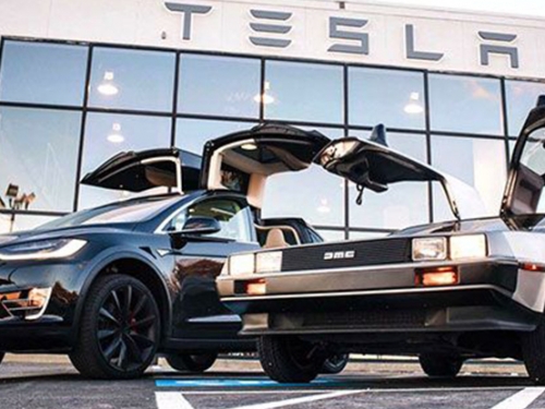 [影] 回到未來vs.現在就是未來！DeLorean DMC-12 和 Tesla Model X 你怎麼選？