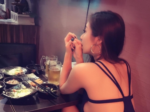 居酒屋驚見正妹「大膽放風」！渾圓白皙美乳「霸氣側露」讓人看傻眼...