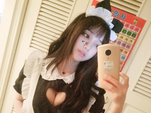 甜美直播主隱藏「豪乳身材」！白皙嫩乳輾壓鏡頭太惹火！愛心奶萬歲...