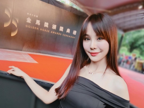 氣質女神「OneOne 李采依」太甜美　嘟嘟嘴的可愛模樣讓人想一親芳澤
