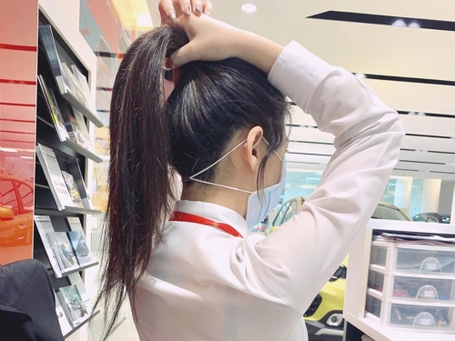 台中KIA「正妹業代」黑窄裙制服展現逆天長腿　綁馬尾讓人好心動