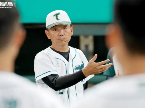 中職》洪總也會打《寶可夢》？輸球後「擺臭臉」　靠這轉移注意力