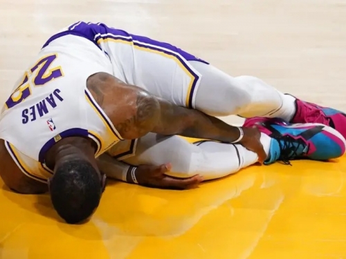 NBA》LeBron拉傷神情痛苦、蹣跚退場！歸期未定　湖人季後賽拉警報