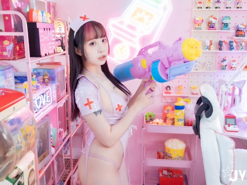為了不讓男友打電動！淘氣女友「桃桃」cosplay小護士，要幫他治療電玩癮！