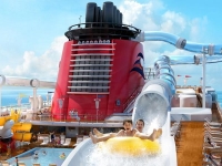 嗨翻！世界最長海上透明滑水道　迪士尼郵輪超刺激