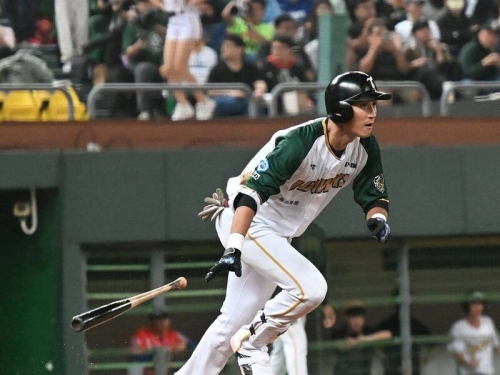 中職》不妙！台鋼外野手陳文杰接飛球時疑似骨折退場