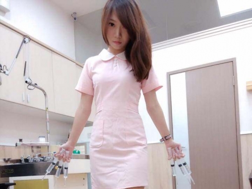 神到了！「可愛護理師」化身金鋼狼要打針！凶狠模樣讓病人乖乖治療！