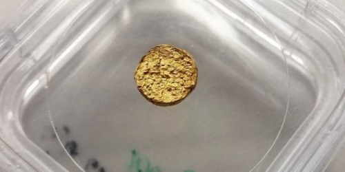 用塑膠基質取代常見合金金屬，瑞士科學家打造出重量極輕的 18k 金