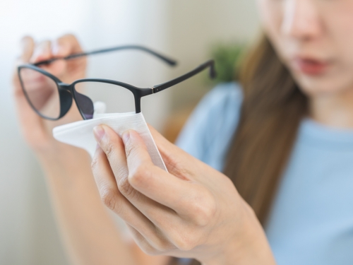 「洗澡順便洗眼鏡」是大忌！驗光師加碼警告：丟車廂也不行