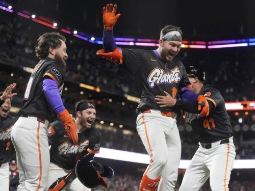 MLB》捕手敲再見場內三分砲！ 巨人貝利寫99年超罕見紀錄