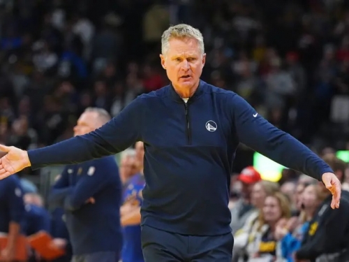 NBA》Curry首節打不到5分鐘被換下！Kerr極端調度遭質疑　勇士連敗崩潰