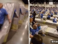 超壯觀！1200個「人肉床墊骨牌」碰碰碰　34排全倒破紀錄