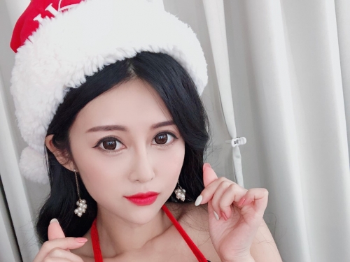 JKF最性感聖誕女神「安希」擠壓美乳送禮物　白白圓圓麋鹿奶引人犯罪