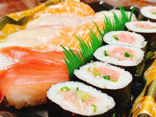 生魚片旁邊為何都放「塑膠葉」？