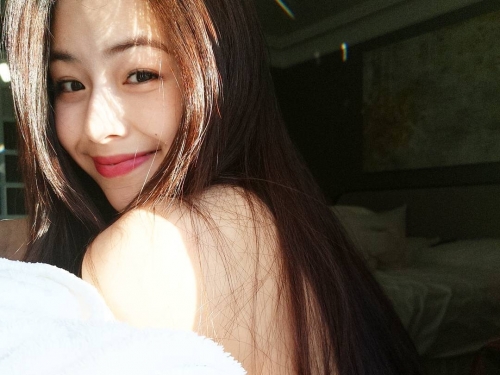 氣質正妹竟是「隱乳身材」！雙乳「圓珠玉潤」好飽滿　甜美又性感太犯規！