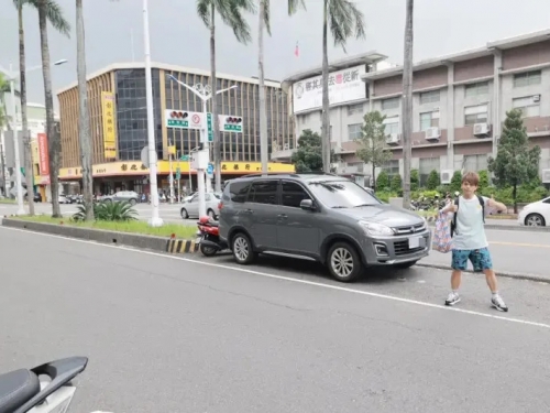 屏東目睹分隔島「合法停車」！在地人喊正常