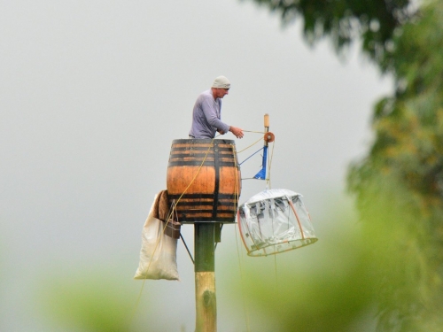 男連續2個月都住高空葡萄酒桶 吃飯睡覺桶內解決