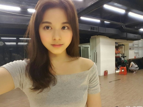 全球百大美女入榜！正妹月曆開賣「輔大周子瑜」超亮眼，根本是同個人吧...