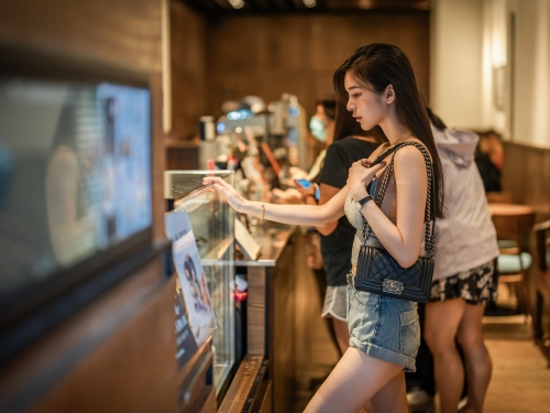 極品正妹「辰辰」被變態盯上！從夜店尾隨到家，一開門就被推倒侵犯