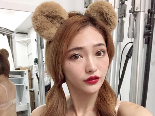 連大象也抵擋不了「Donna奶妹」的魅力　緊緊纏繞蜂腰身材