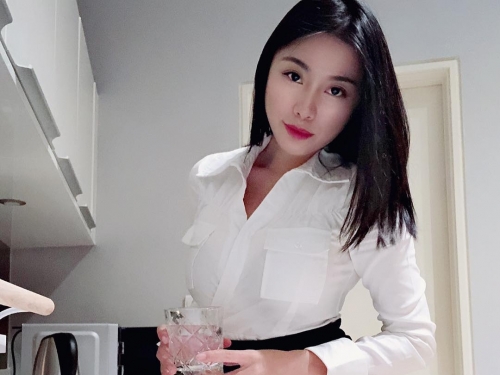 能幹「爆乳秘書」飽滿上圍快把襯衫扣子撐壞！私下竟然穿著透明肚兜！