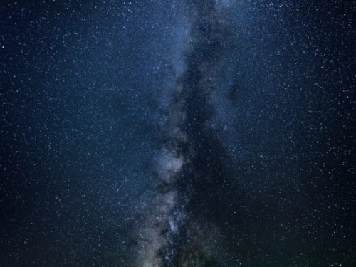 哈伯太空望遠鏡觀測到迄今最大的暗物質團