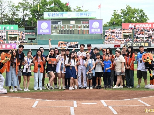 中職》狂！台南球場萬人進場 本季首度滿場