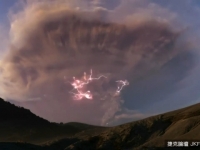 壯麗奇景！　火山灰雲伴隨閃電