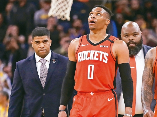 NBA／出拳爆口角 衛少滿場噓聲中退場