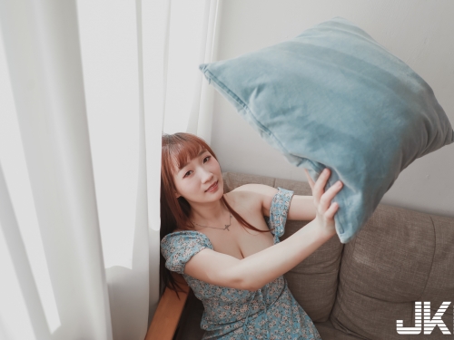 巨乳藥師「欣」休假放風大解放，小碎花洋裝包不住「兇猛豪乳」！