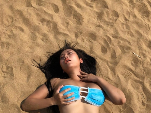 防疫觀念正確？「巨乳妹子」口罩比基尼穿上身　大人Size才罩得住