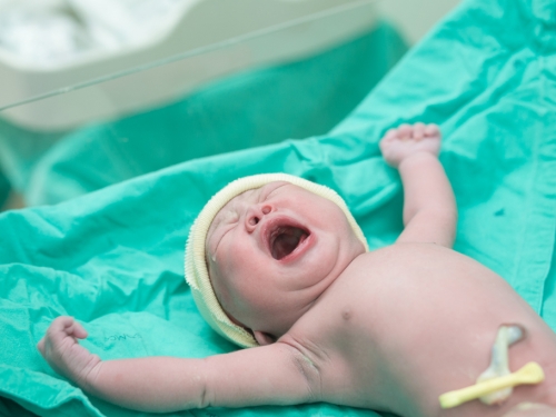 孕婦喊痛快要分娩 一出電梯小孩竟生完了 神奇影片曝