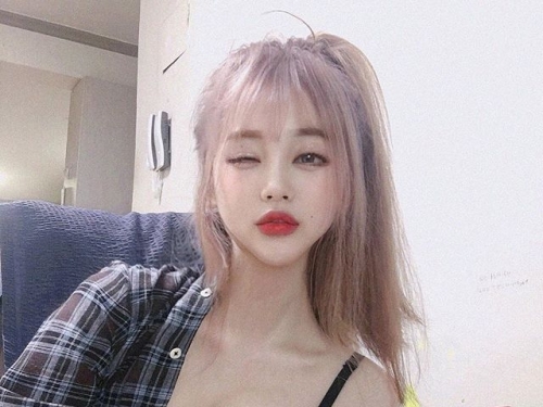 好大一包！巨乳妹子又胸又甜，胸前好大一包讓人無法忽視：暴力身材讓人噴鼻血！