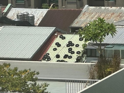 鐵皮屋頂放一堆輪胎  米其林曝2用途