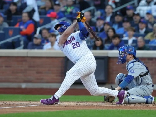 MLB》離地34公分低球開轟 阿隆索解釋不了：季後賽的魔法吧！