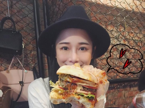 暴食網美「千千」超狂！嗑12碗泡麵驚呆網友！