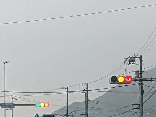 紅綠燈3色全亮 駕駛傻在路中間 警揪出「真凶」