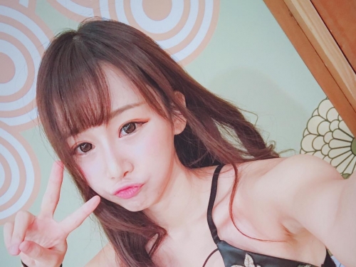 「正妹咖啡店員」火辣爆乳自拍！性感小丁大露渾圓「機屁股」！