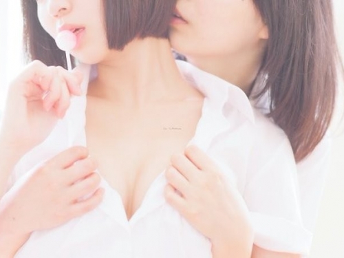 攝影師拍攝《少女水手服X百合》，偷窺女學生在教室裡曖昧撫摸！