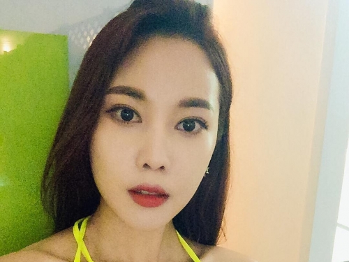 性感姐姐夾帶「渾圓美乳」出遊！深V大露「深邃事業線」不小心就快掉出來