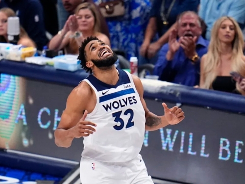 NBA》懂上班！Towns到尼克第一件事 找Brunson拜碼頭：我的名字是Karl