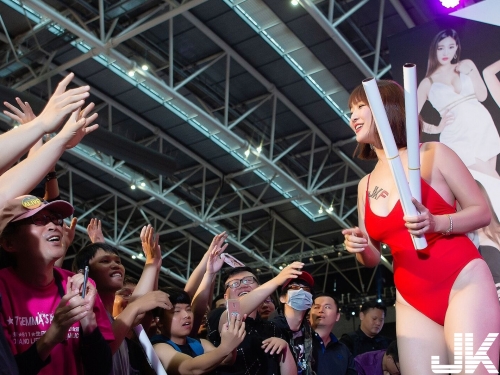 TRE給你「滿滿的胸器」！E奶甜心「施菲亞」大方秀豪乳！畫面塞不下啦！