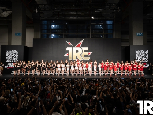 這麼色可以嗎？巨乳「姬咲華」肉彈出擊，美少女「小那海綾」翹臀從粉絲身上蹭過去