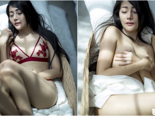 搖籃裡不只有嬰兒！「美胸裸妹」躺裡面安睡，性感身材藏都藏不住！