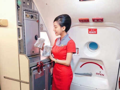 長腿「正妹畫家」原來是空服員　氣質外表下卻有火辣曲線！
