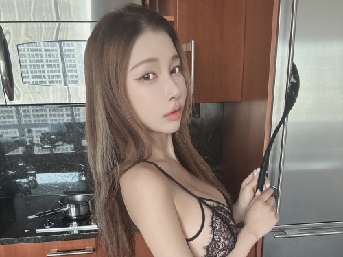 太犯規！美乳女神「娜娜米」慶生泡湯放鬆，粉色比基尼藏不住「雪白雙峰」！