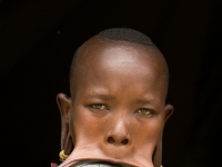 大才是美！　衣索比亞「大唇女」嘴能裝19公分圓盤